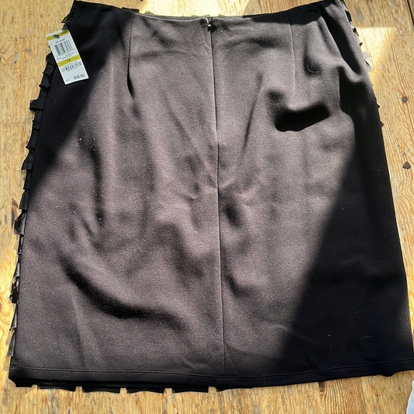 Very flattering 14 size black skirt ALFANI - Picture 2 of 3